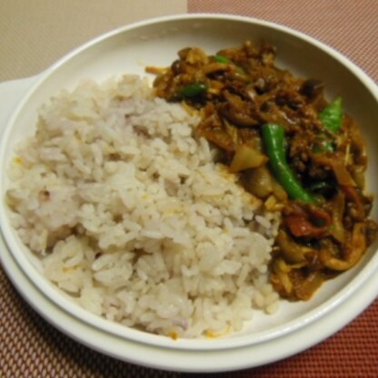 ドライカレーはカレールウを使うと簡単なんですね。
ある野菜をすべて投入して作りました。野菜の整理になっていいかも？
美味しかったのでまた作ります。
ご馳走様～♪